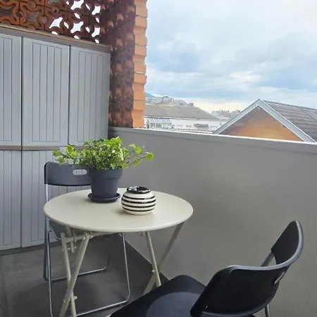 1 Dans Neuf, Terrasse Sud, Meublé Contemporain, Parking Apartment